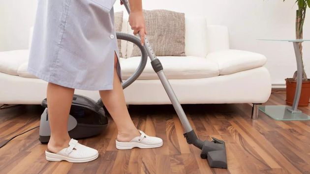 La habitación de Airbnb no se arregla sola: una limpiadora de piso turístico cobra un 25% menos que una de hotel