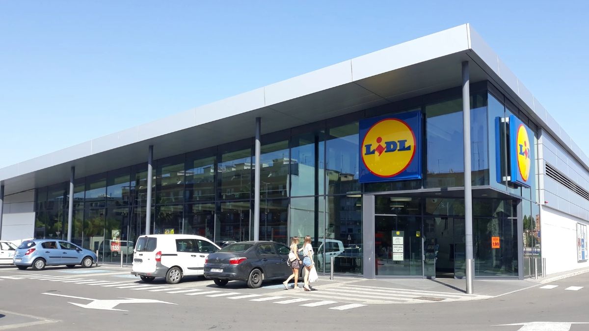 Lidl tiene el aire acondicionado que se hizo viral el verano pasado, es muy barato y no necesita instalación Entrada a un supermercado Lidl
