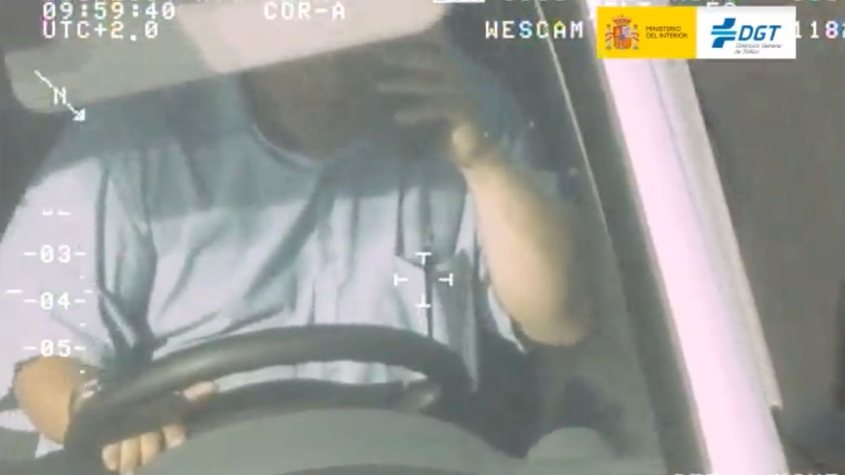Le multan con 200 euros por hablar por el móvil conduciendo y se libra de pagar gracias a un juez: prima “la presunción de inocencia” Un hombre hablando por el móvil mientras conduce