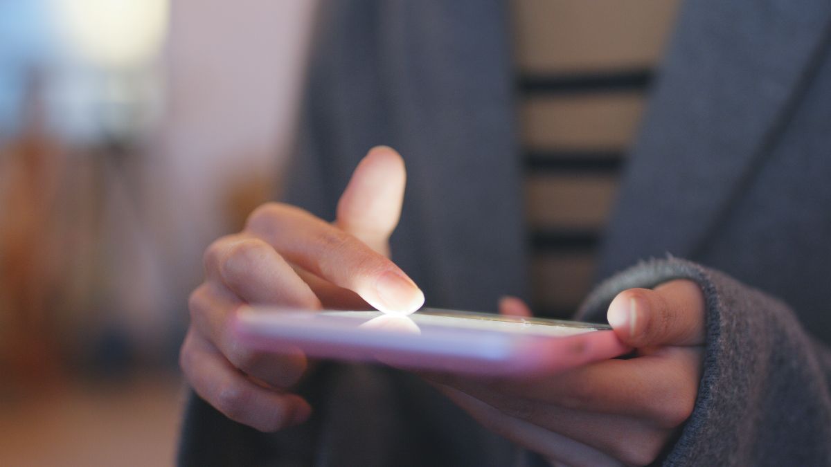 Una empresa debe pagar 1.500 euros a una trabajadora por enviarle correos estando de baja Una mujer revisando su teléfono móvil
