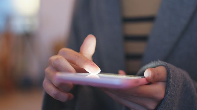Una empresa debe pagar 1.500 euros a una trabajadora por enviarle correos estando de baja