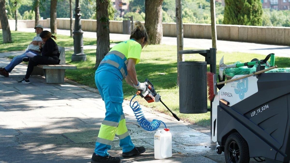 Una trabajadora de los servicios de limpieza Una trabajadora de los servicios de limpieza