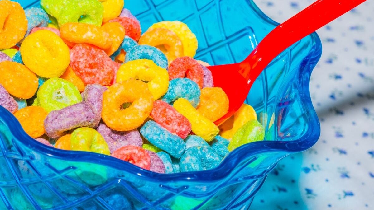 un tazón de cereales de colores un tazón de cereales de colores