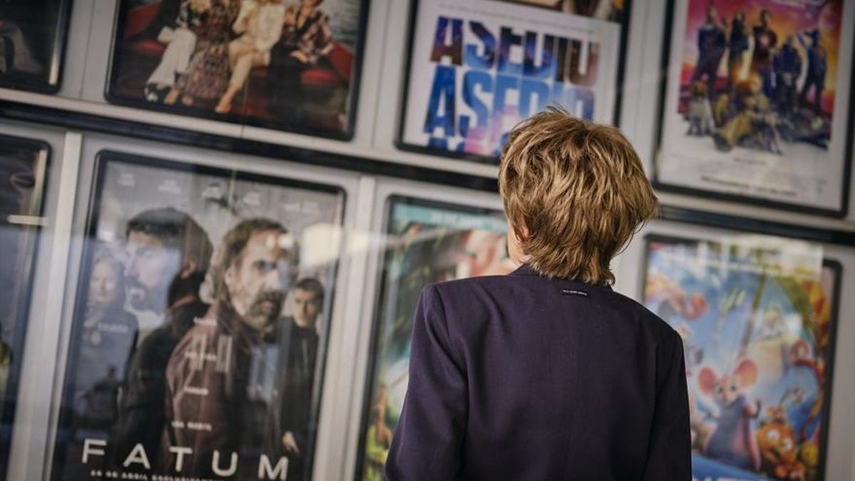 Regresa el cine a 2 euros para mayores de 65 años: todos los martes en salas de toda España Una señora observa la cartelera de un cine
