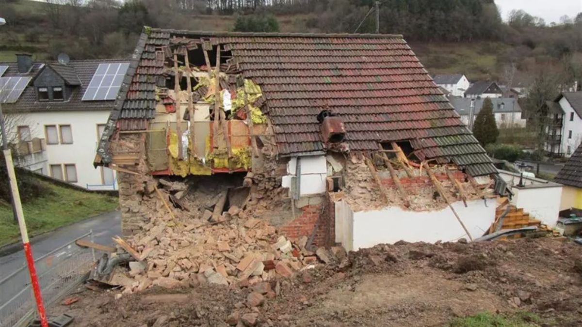 Imagen de la demolición de la vivienda Imagen de la demolición de la vivienda
