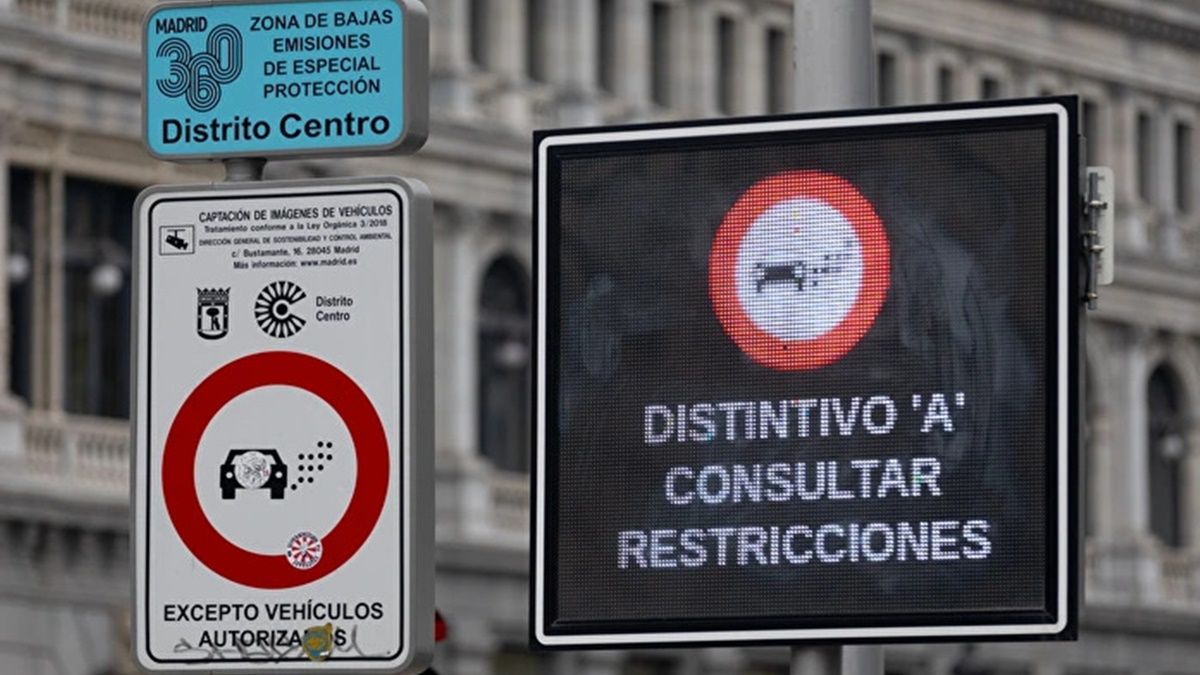 "Me están obligando a vender mi coche": las Zonas de Bajas Emisiones ya llegan a pueblos y pequeñas ciudades Una señalización de Zona de Bajas Emisiones en el Distrito Centro de Madrid