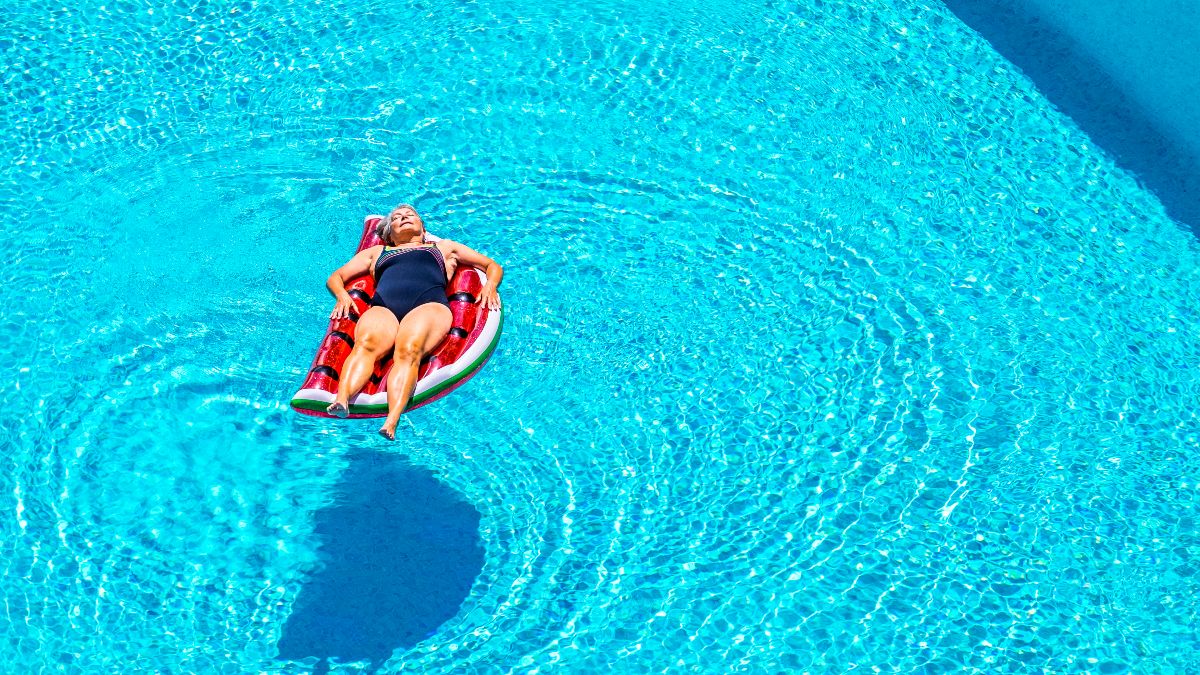 Una mujer en la pisicina Una mujer en la pisicina