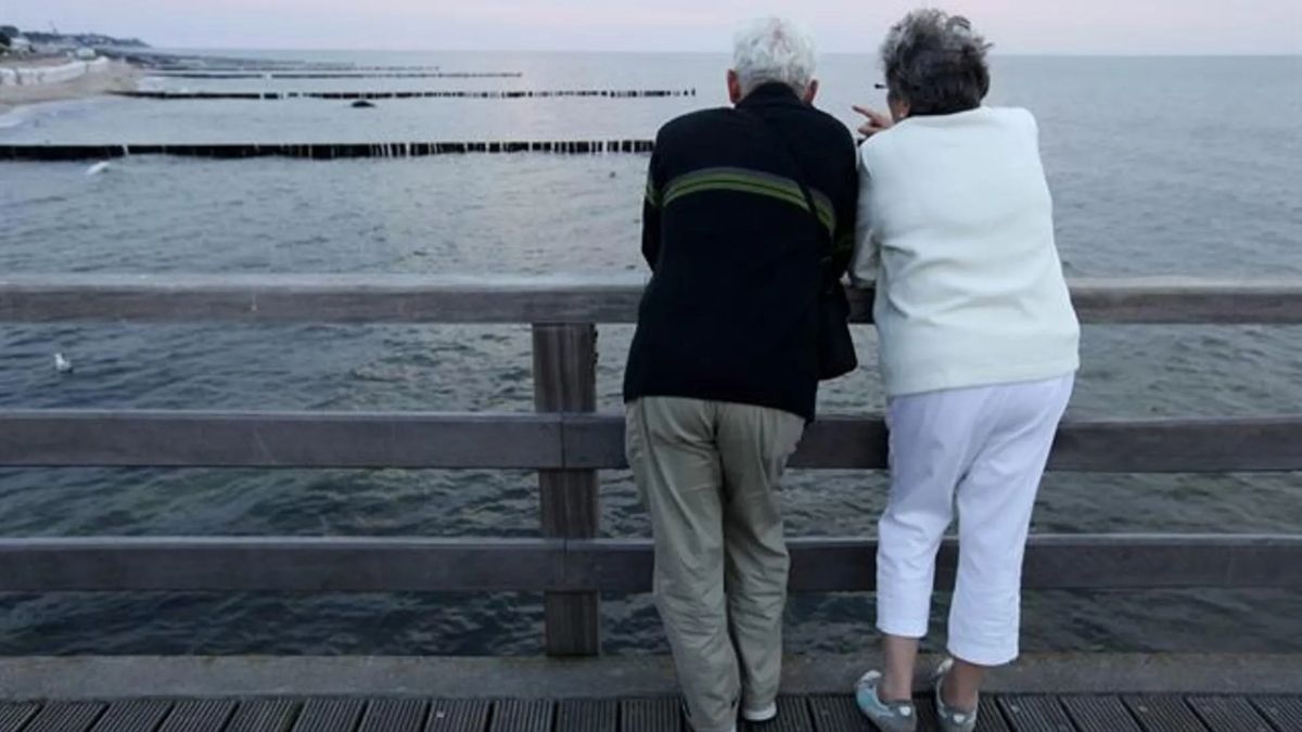Dos personas mirando al mar Dos personas mirando al mar