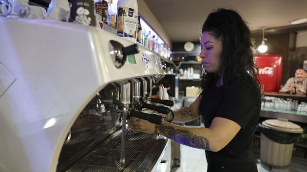 Trabajo avisa de una bajada "histórica" del paro en junio con 48.920 personas menos: aumentan los contratos indefinidos y los jóvenes con empleo