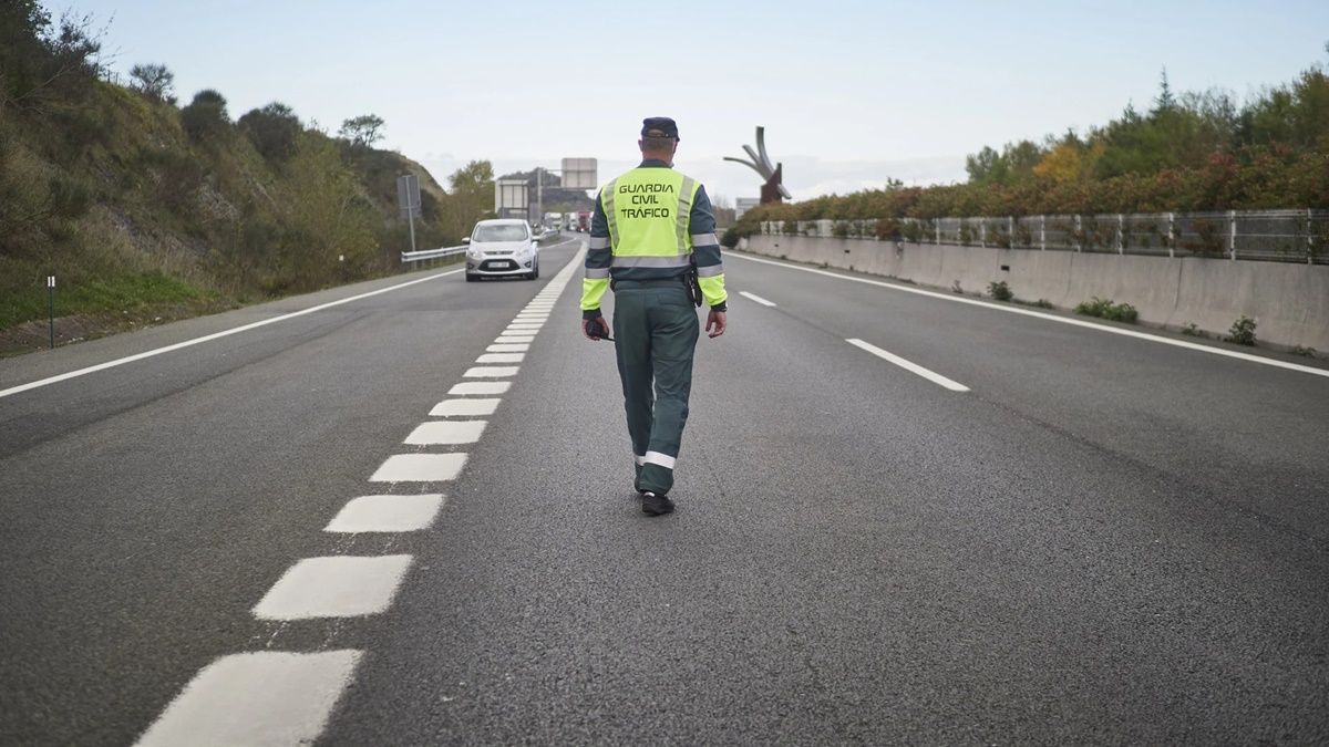 Ni en Madrid ni en Barcelona: estas son las 3 carreteras más peligrosas de España, según la DGT Imagen de un control de tráfico de la Guardia Civil