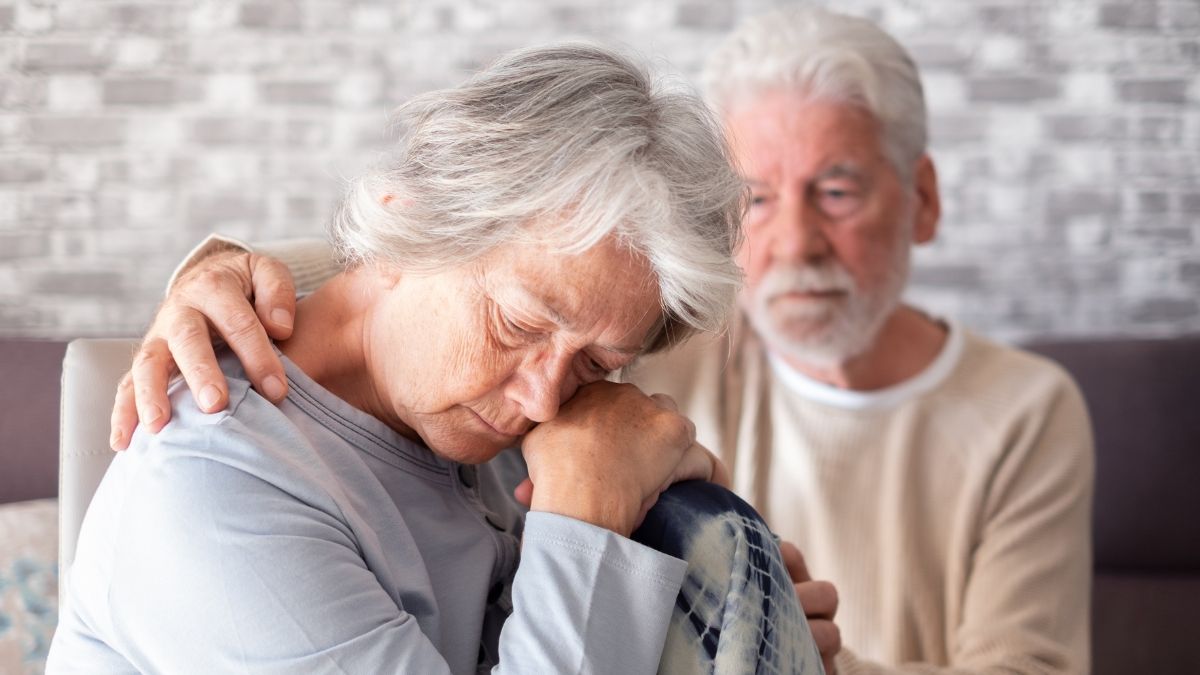 Un matrimonio llorando, serio Un matrimonio llorando, serio