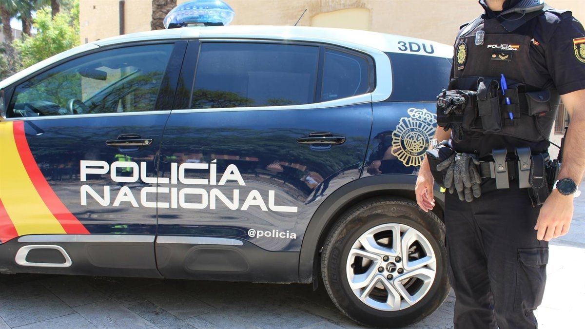 Jupol, sindicato de la Policía Nacional: “Santos Cerdán come mejor en la cárcel que nuestros agentes en la Cumbre de la ONU” Un agente junto a su coche