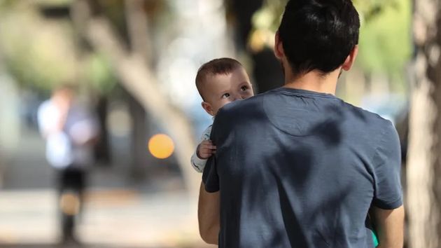 Sentencia clave para los trabajadores con hijos: obligan por primera vez a retribuir el permiso parental en el sector privado