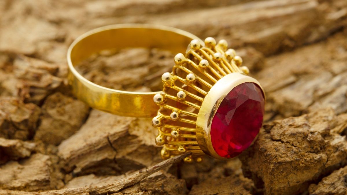 “Esperaba 500 euros como mucho”: una joven va a tasar las joyas de oro de su abuela y su reacción se ha hecho viral Un anillo de oro con una piedra roja
