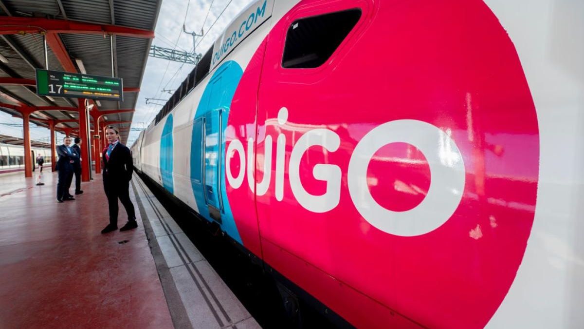 Ouigo supera nuevamente la oferta estatal para jóvenes en este ‘Verano Joven’: un descuento del 10% además del 50% del Gobierno Un tren Ouigo en la estación de Chamartín