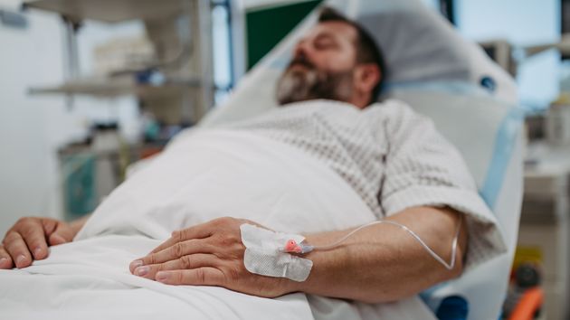 Un inquilino roba 13.000 euros su casero mientras está en coma
