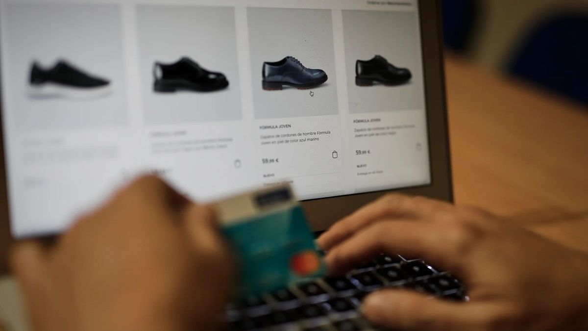 La compensación que puedes reclamar si se retrasa tu paquete Una persona se dispone a pagar con su tarjeta una compra online
