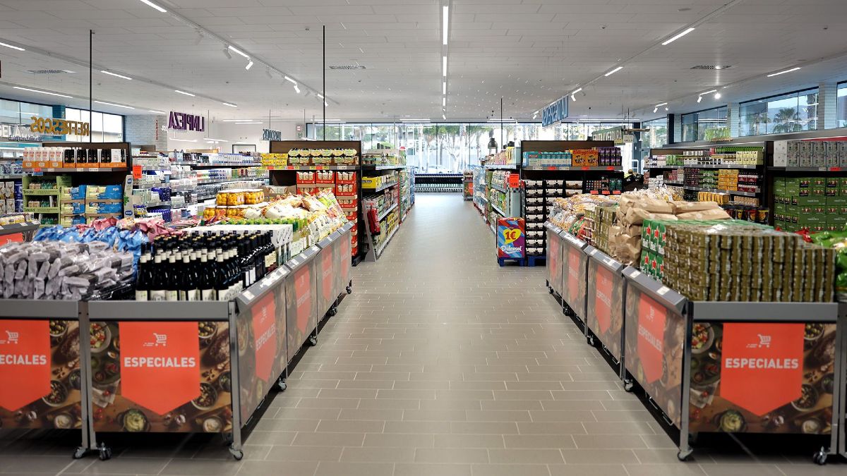 Este supermercado se hace viral por vender helados para perros por menos de 2 euros: no es ni Lidl ni Mercadona pero está en toda España Interior de una tienda de Aldi