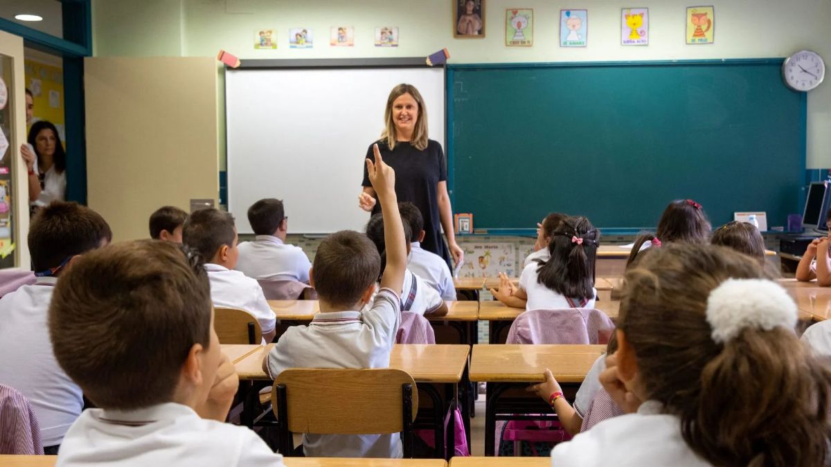 Una maestra dando clase en un colegio Una maestra dando clase en un colegio