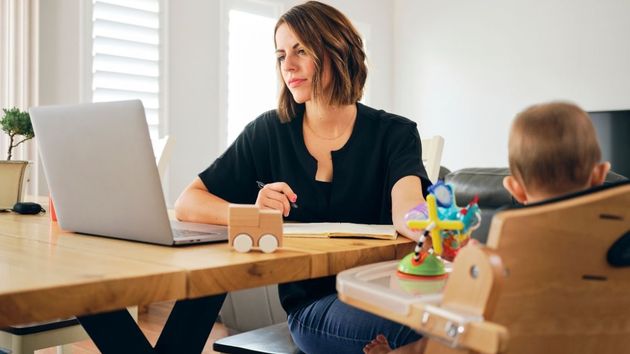 Pagan 7.000 euros al mes en niñeras para poder seguir trabajando: “Mis hijas tienen a otra mujer en su vida, a la que ven como a una madre”