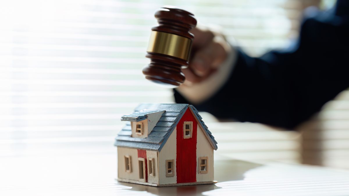 Mazo de juez sobre la figura de una casa Mazo de juez sobre la figura de una casa
