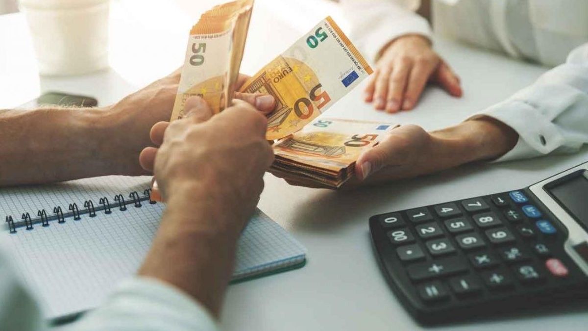 Personas intercambiando billetes de 50 euros Personas intercambiando billetes de 50 euros
