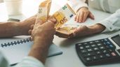 Personas intercambiando billetes de 50 euros 