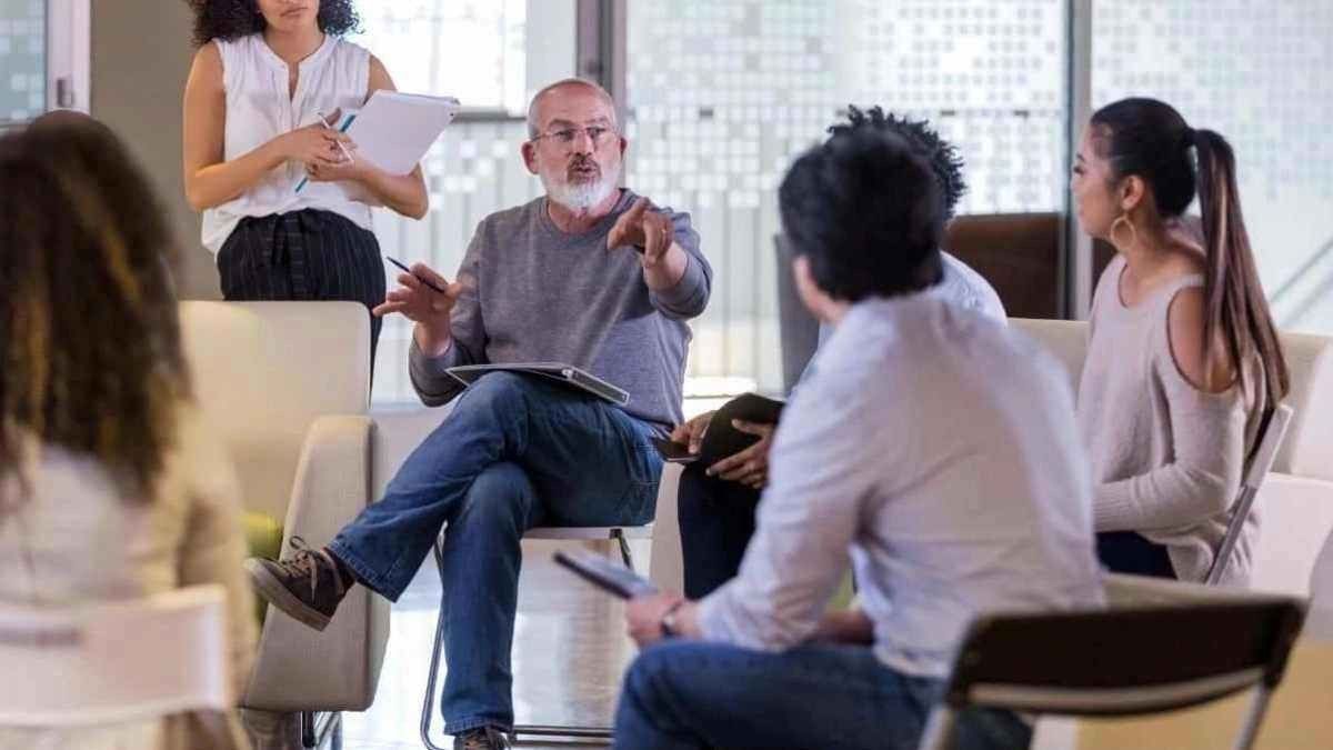 Personas reunidas en una junta de vecinos Personas reunidas en una junta de vecinos