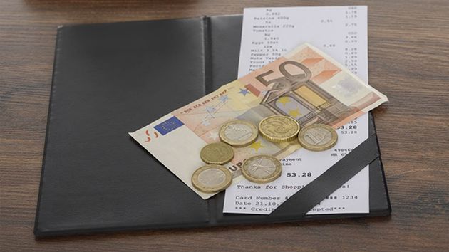 Pago de la cuenta en un bar