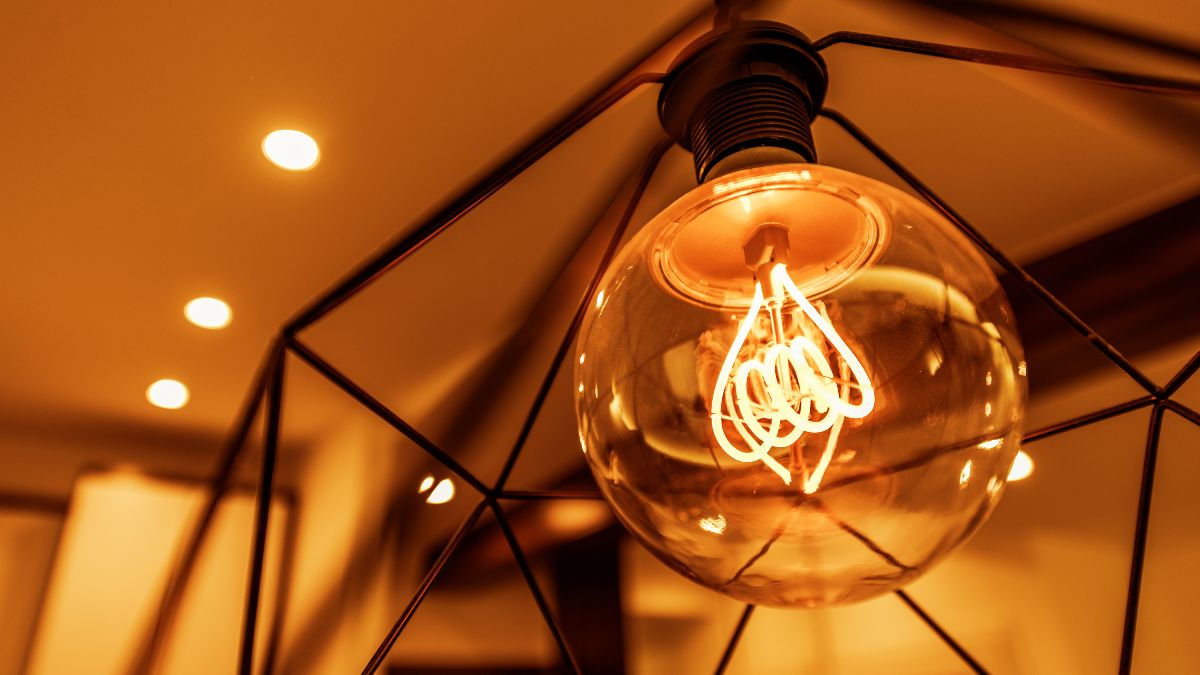 PVPC de la luz del 8 de julio de 2025 Una bombilla iluminada