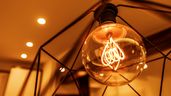 Una bombilla iluminada 