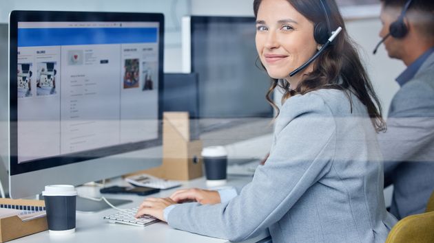 Una teleoperadora en la oficina