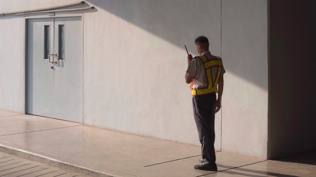 Un vigilante de seguridad, de servicio