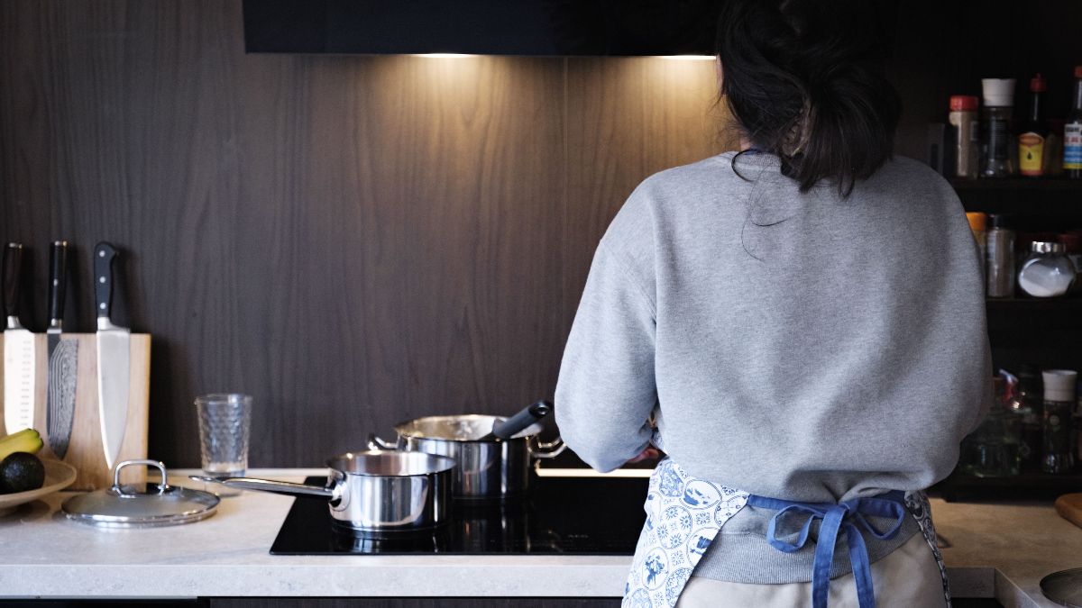 Una empleada de hogar es condenada a 5 años de cárcel por extraer 76.600 euros de la cuenta del matrimonio que cuidaba Una empleada de hogar cocinando