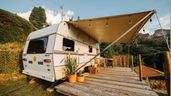 Una caravana instalada en un terreno 