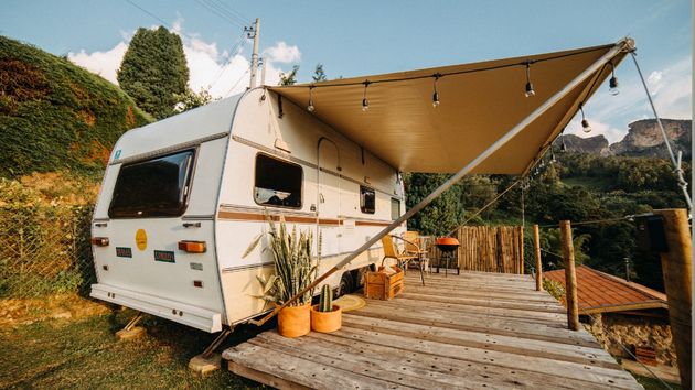 Compran un terreno y se instalan para vivir con sus caravanas: son condenados a desalojarlo porque no tenían permiso de uso residencial