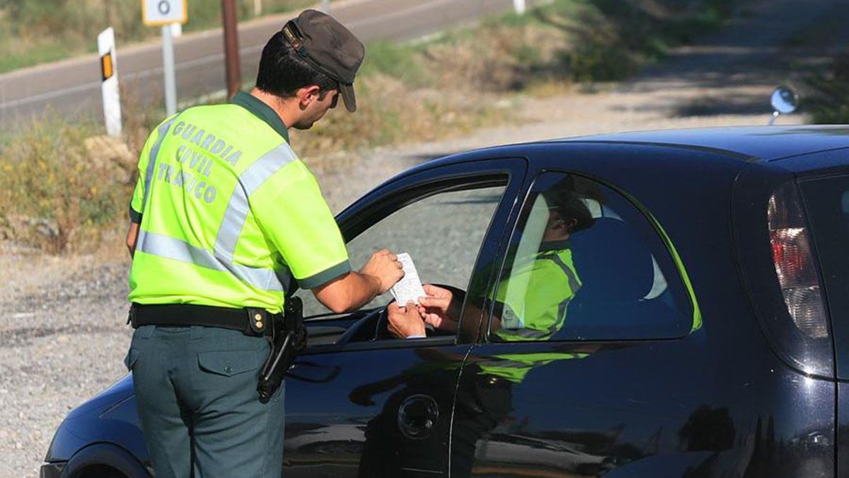 Cuidado con dónde aparcas en la costa este verano: las multas llegan a los 6.000 euros Un agente de la Guardia Civil en un control de carretera