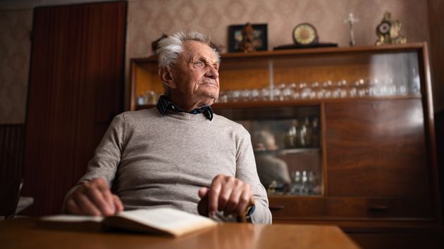Un anciano en su casa 