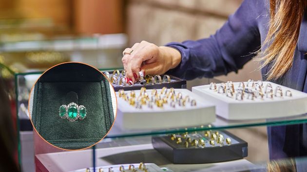 Una mujer en una joyería, con el anillo en cuestión