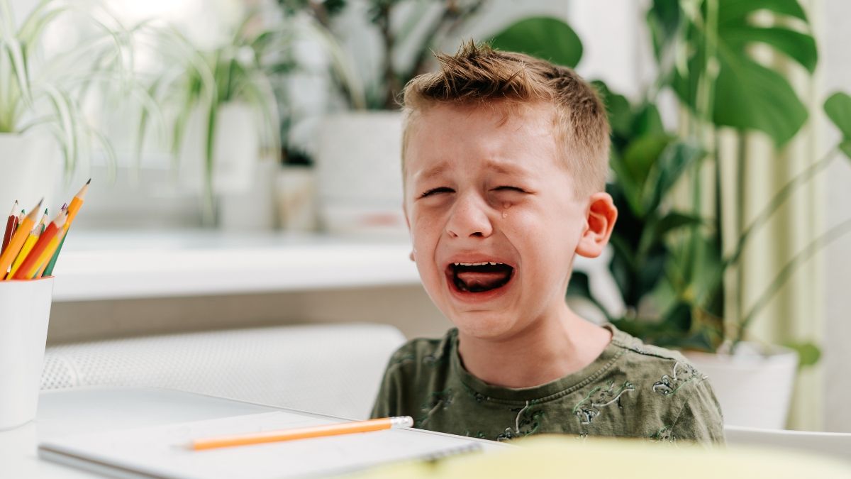 Un niño llorando