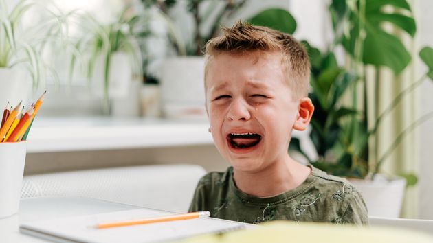 Un niño llorando
