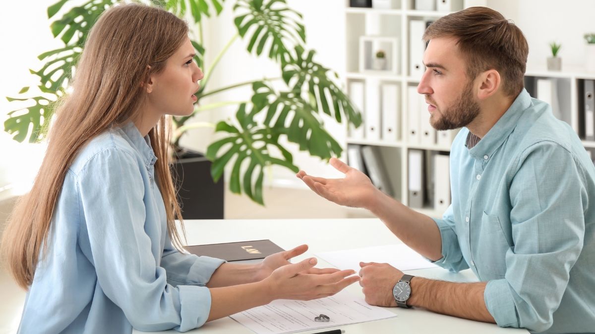 Una pareja separándose Una pareja separándose