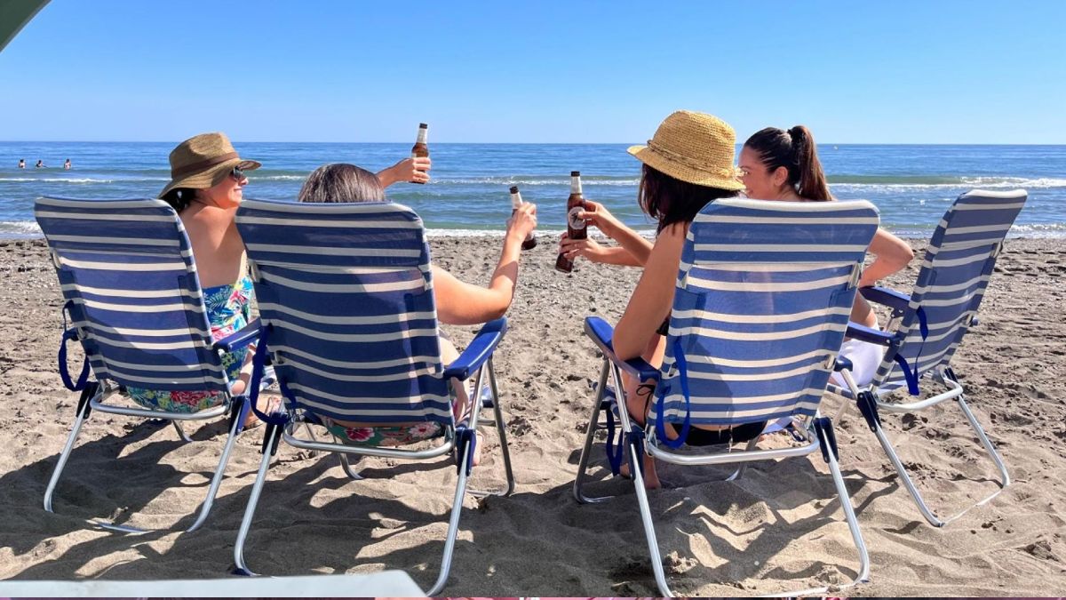 Un grupo de mujeres en la playa 
