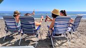 Un grupo de mujeres en la playa 