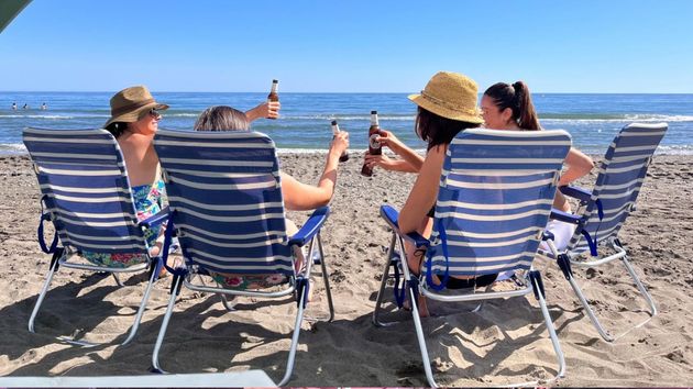 Un grupo de mujeres en la playa 