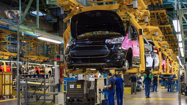 El golpe de realidad del CEO de Ford al descubrir que sus empleados jóvenes enlazan turnos en Amazon para llegar a final de mes: copió la maniobra salarial de Henry Ford en 1914