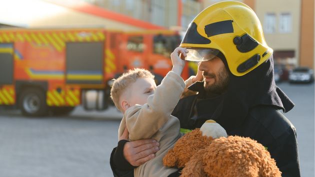 Un bombero va a trabajar con su bebé y lo que le dice su jefe 'destroza' el Estatuto de Trabajadores
