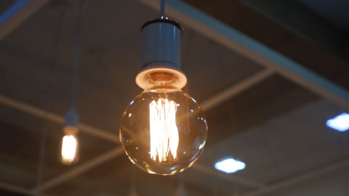 Precio de la luz hoy, 10 de julio de 2025 PVPC Una bombilla encendida