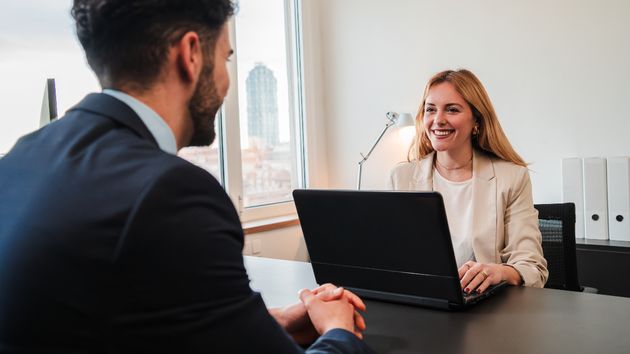 Dos personas en una entrevista de trabajo
