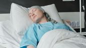 Una paciente de cancer en la cama